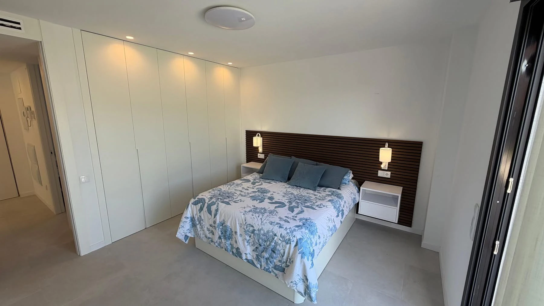 Apartament nou exclusiv, mobilat, cu grădină privată și piscină privată de vânzare în Finestrat / Benidorm.