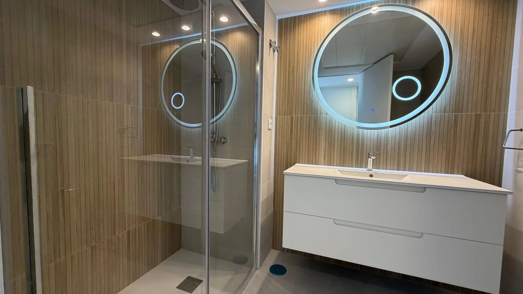Apartament nou exclusiv, mobilat, cu grădină privată și piscină privată de vânzare în Finestrat / Benidorm.