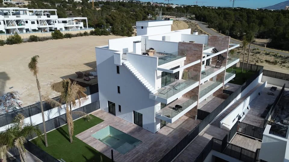 Apartament nou exclusiv, mobilat, cu grădină privată și piscină privată de vânzare în Finestrat / Benidorm.