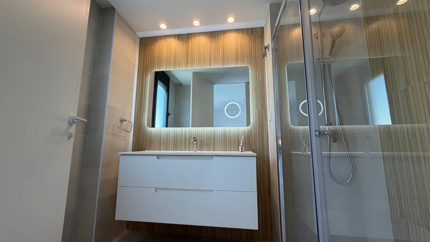 Apartament nou exclusiv, mobilat, cu grădină privată și piscină privată de vânzare în Finestrat / Benidorm.