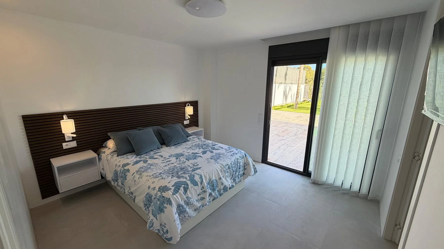 Apartament nou exclusiv, mobilat, cu grădină privată și piscină privată de vânzare în Finestrat / Benidorm.