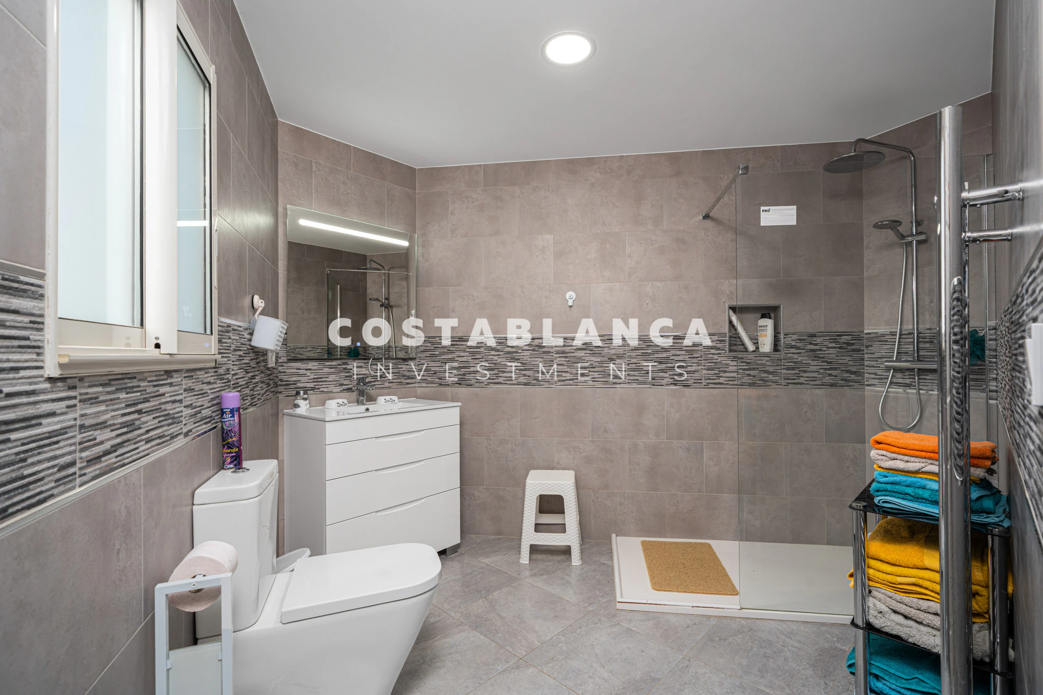 Vila mare cu piscină și două zone de locuit separate de vânzare în Alfaz del Pi