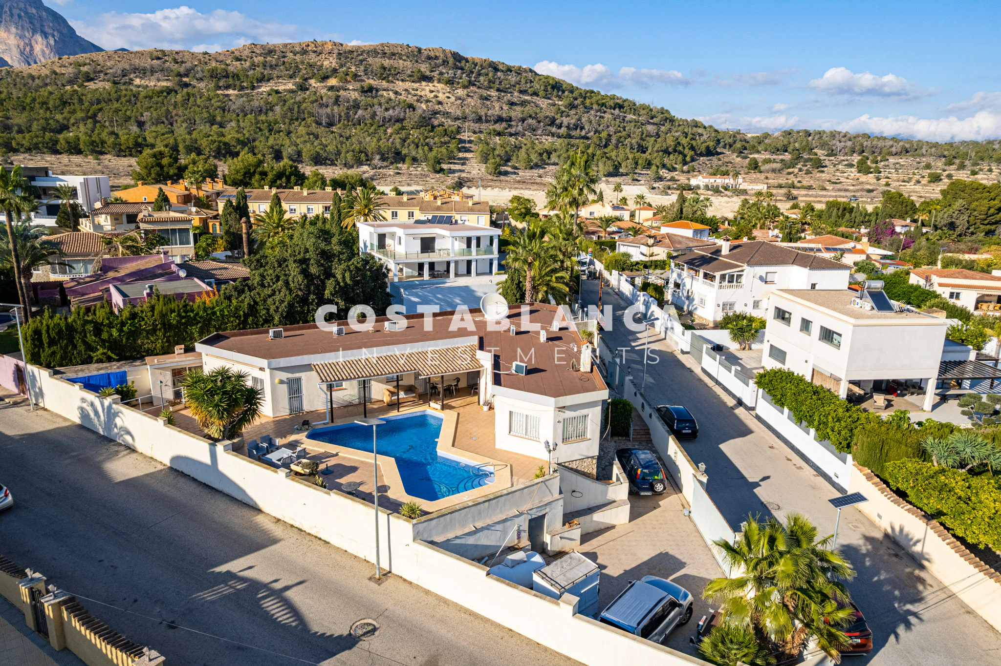 Vila mare cu piscină și două zone de locuit separate de vânzare în Alfaz del Pi