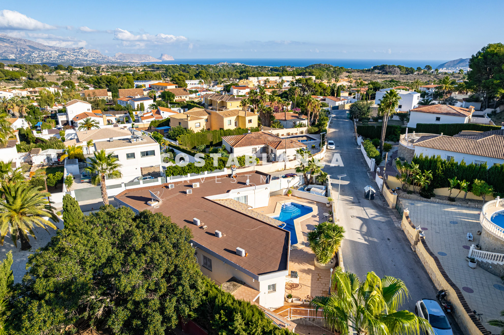 Vila mare cu piscină și două zone de locuit separate de vânzare în Alfaz del Pi