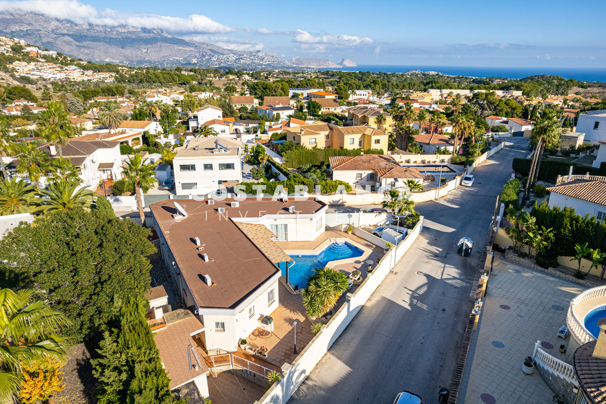 Vila mare cu piscină și două zone de locuit separate de vânzare în Alfaz del Pi
