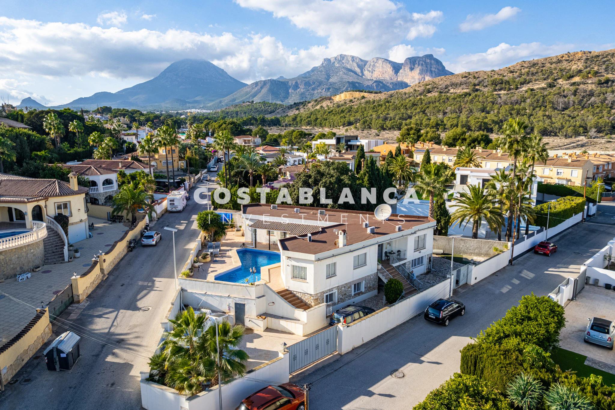 Vila mare cu piscină și două zone de locuit separate de vânzare în Alfaz del Pi