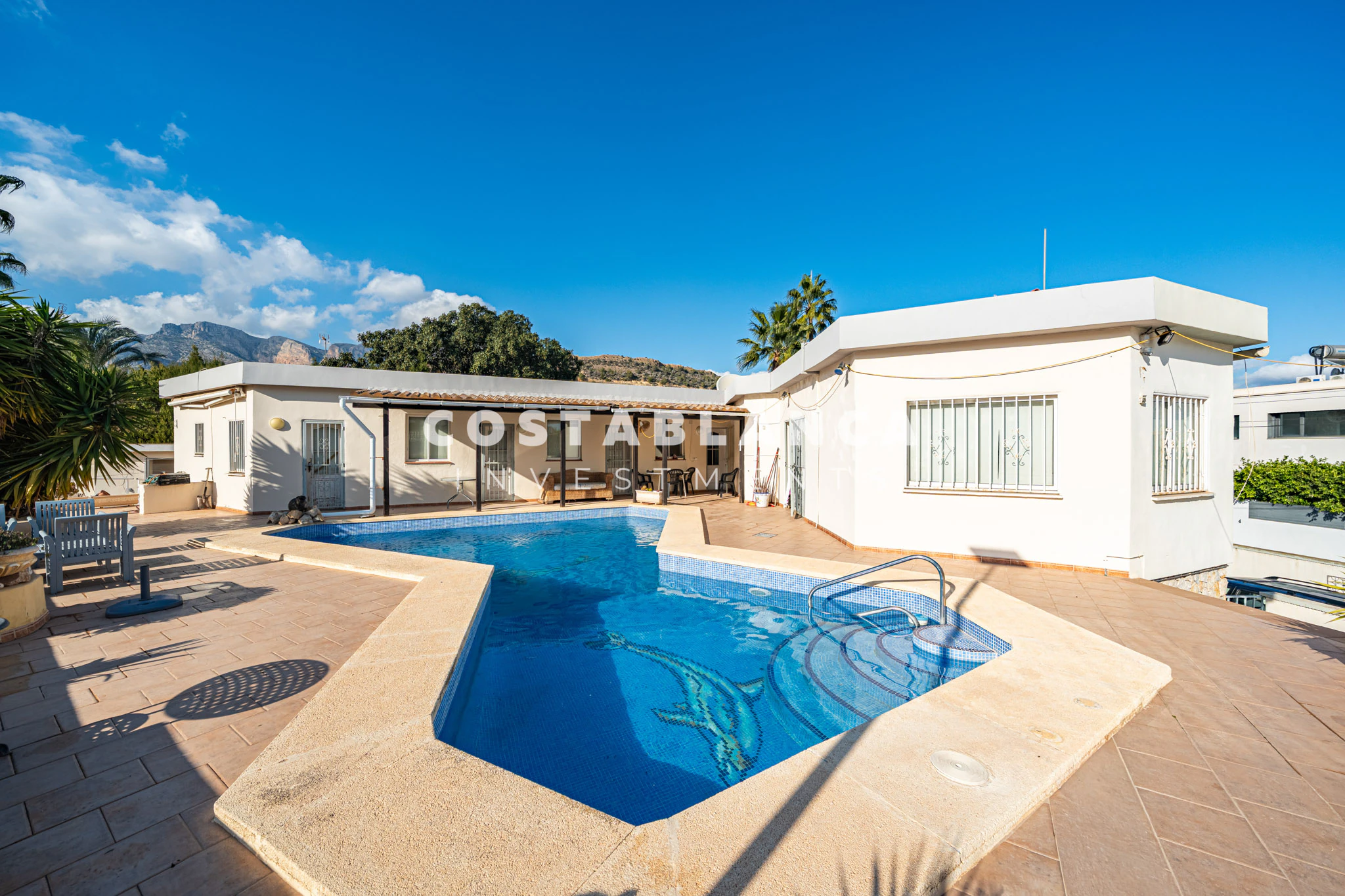 Vila mare cu piscină și două zone de locuit separate de vânzare în Alfaz del Pi