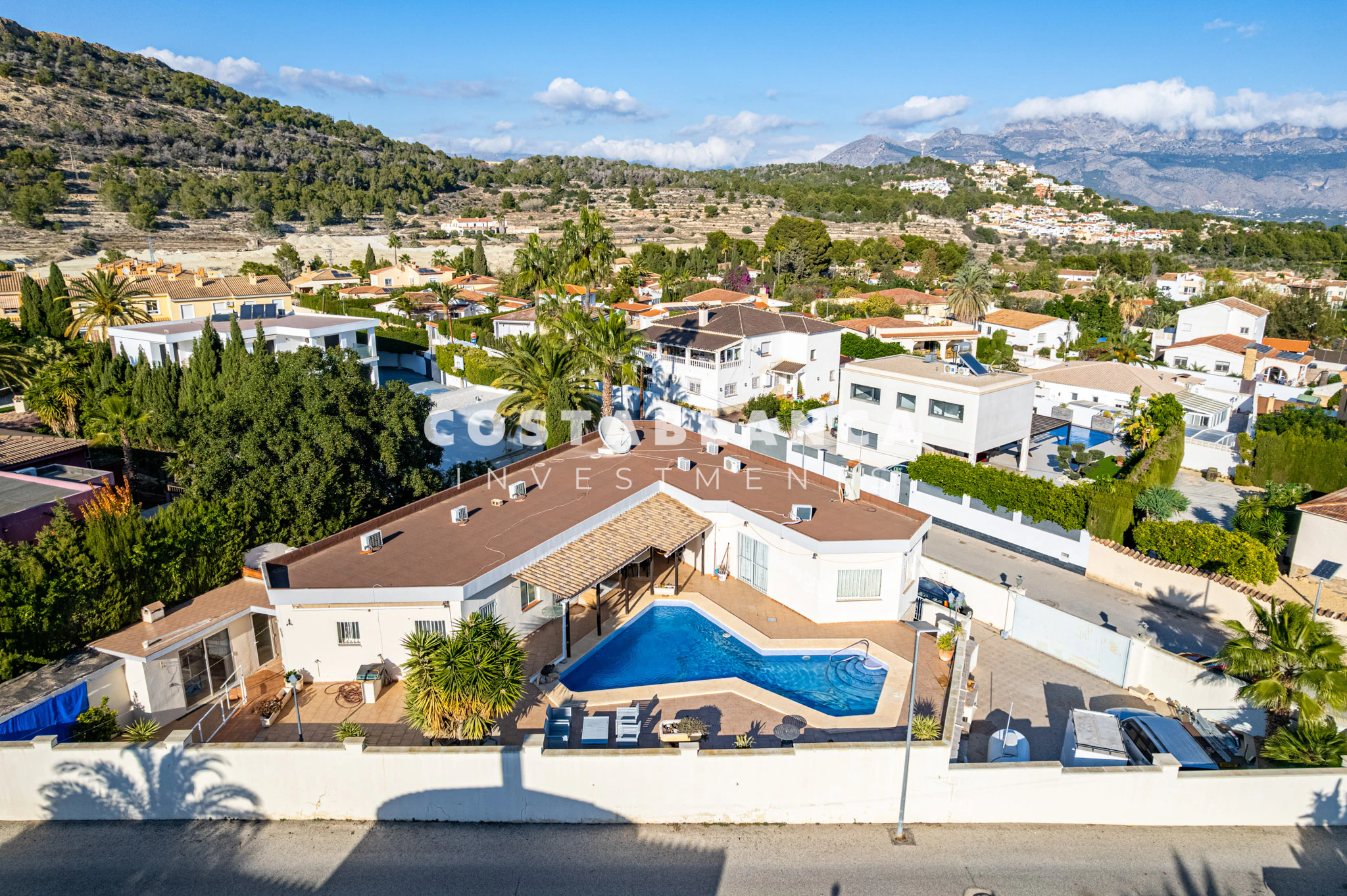 Vila mare cu piscină și două zone de locuit separate de vânzare în Alfaz del Pi