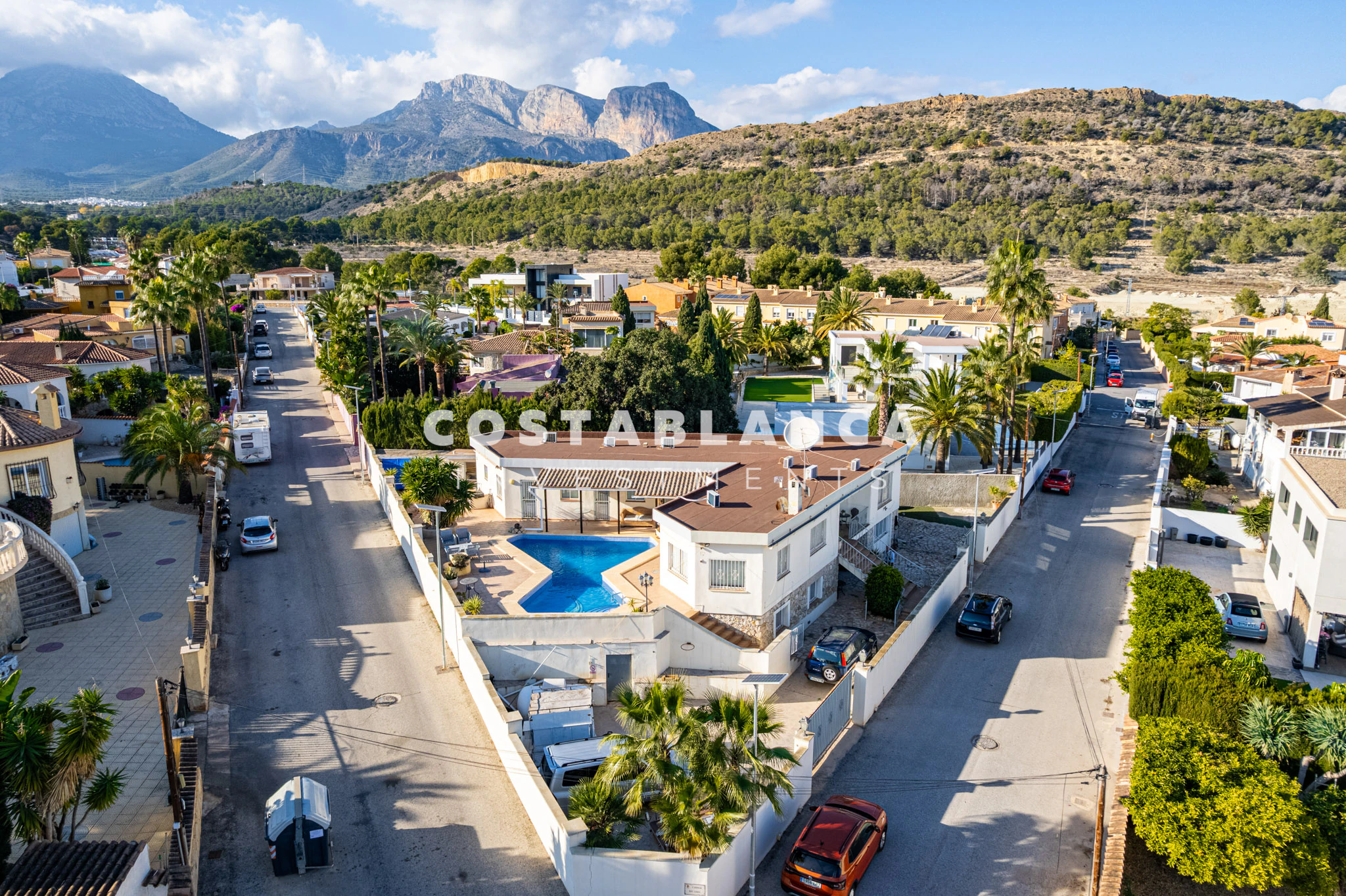 Vila mare cu piscină și două zone de locuit separate de vânzare în Alfaz del Pi