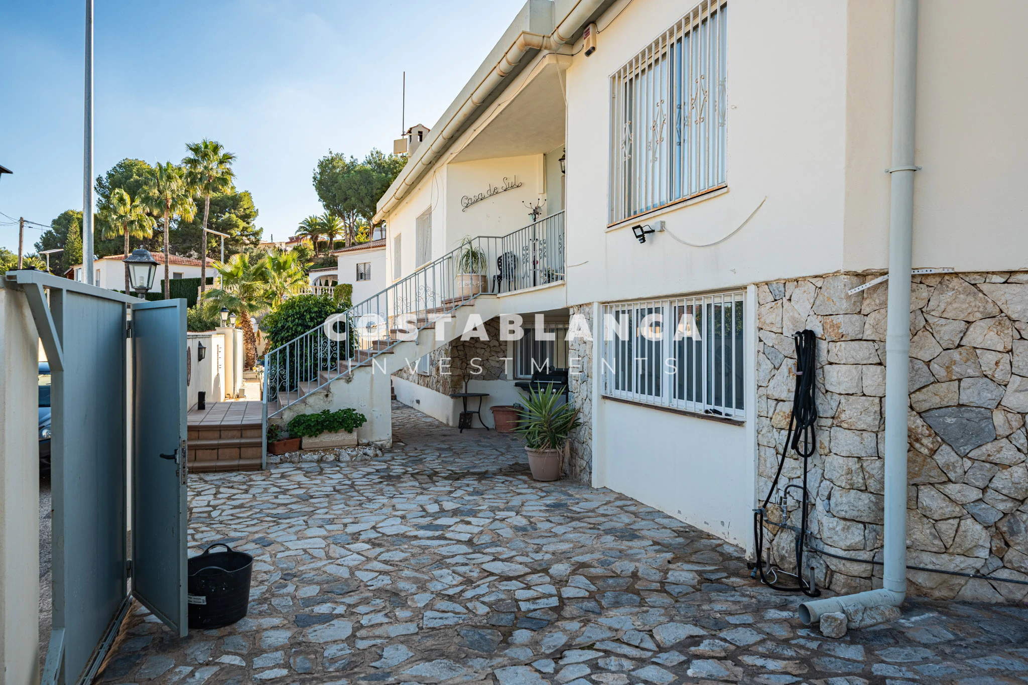 Vila mare cu piscină și două zone de locuit separate de vânzare în Alfaz del Pi