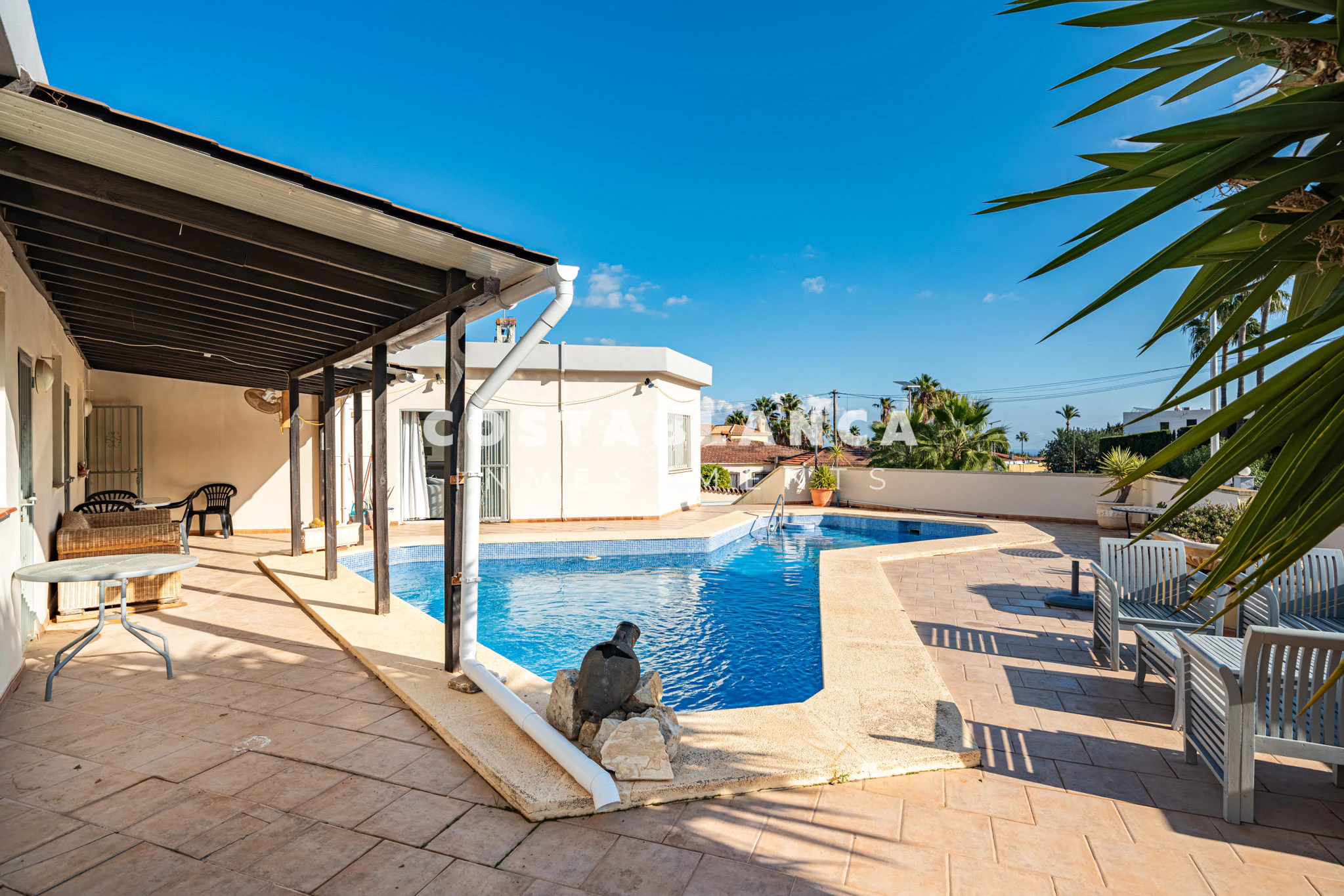 Vila mare cu piscină și două zone de locuit separate de vânzare în Alfaz del Pi
