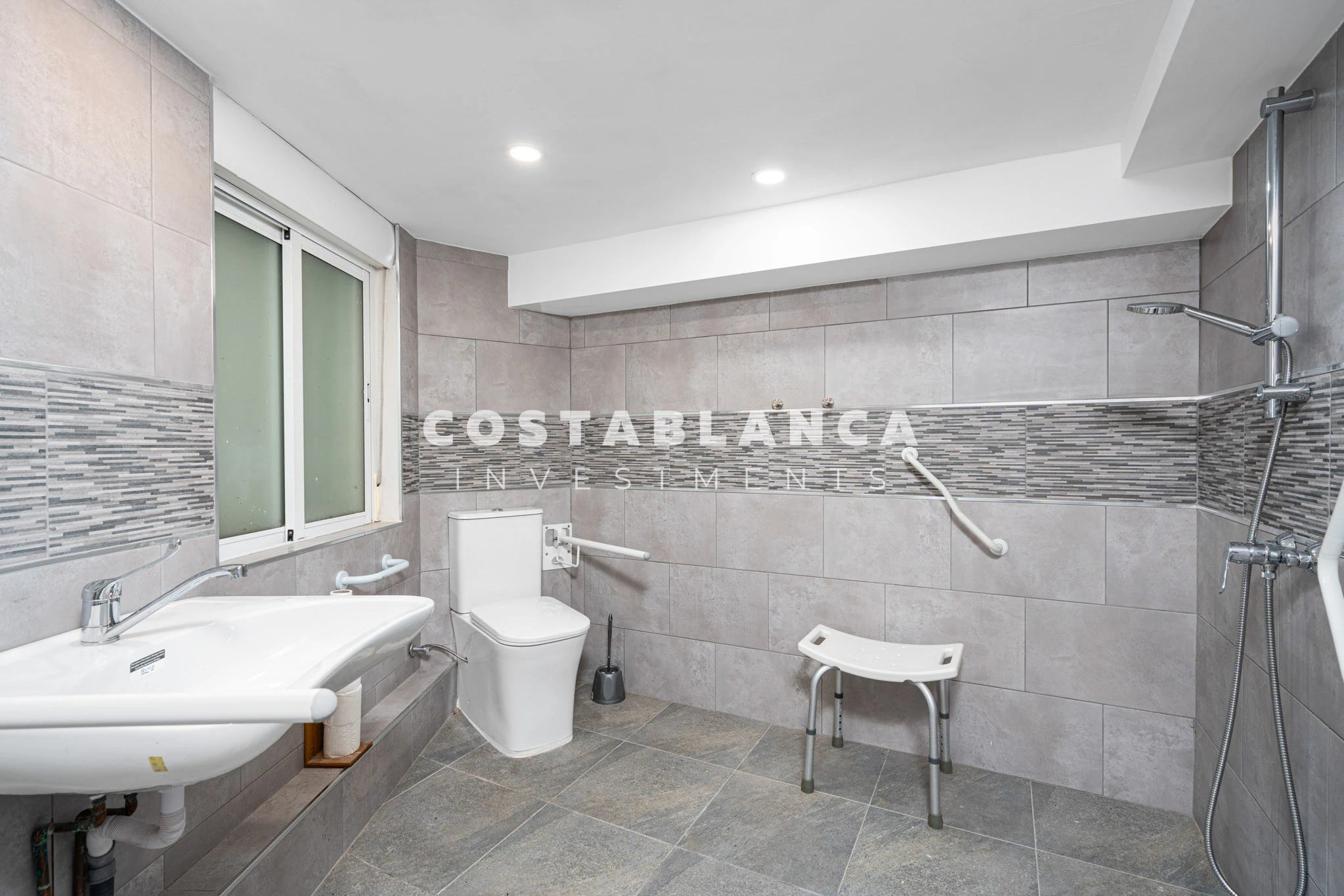 Vila mare cu piscină și două zone de locuit separate de vânzare în Alfaz del Pi