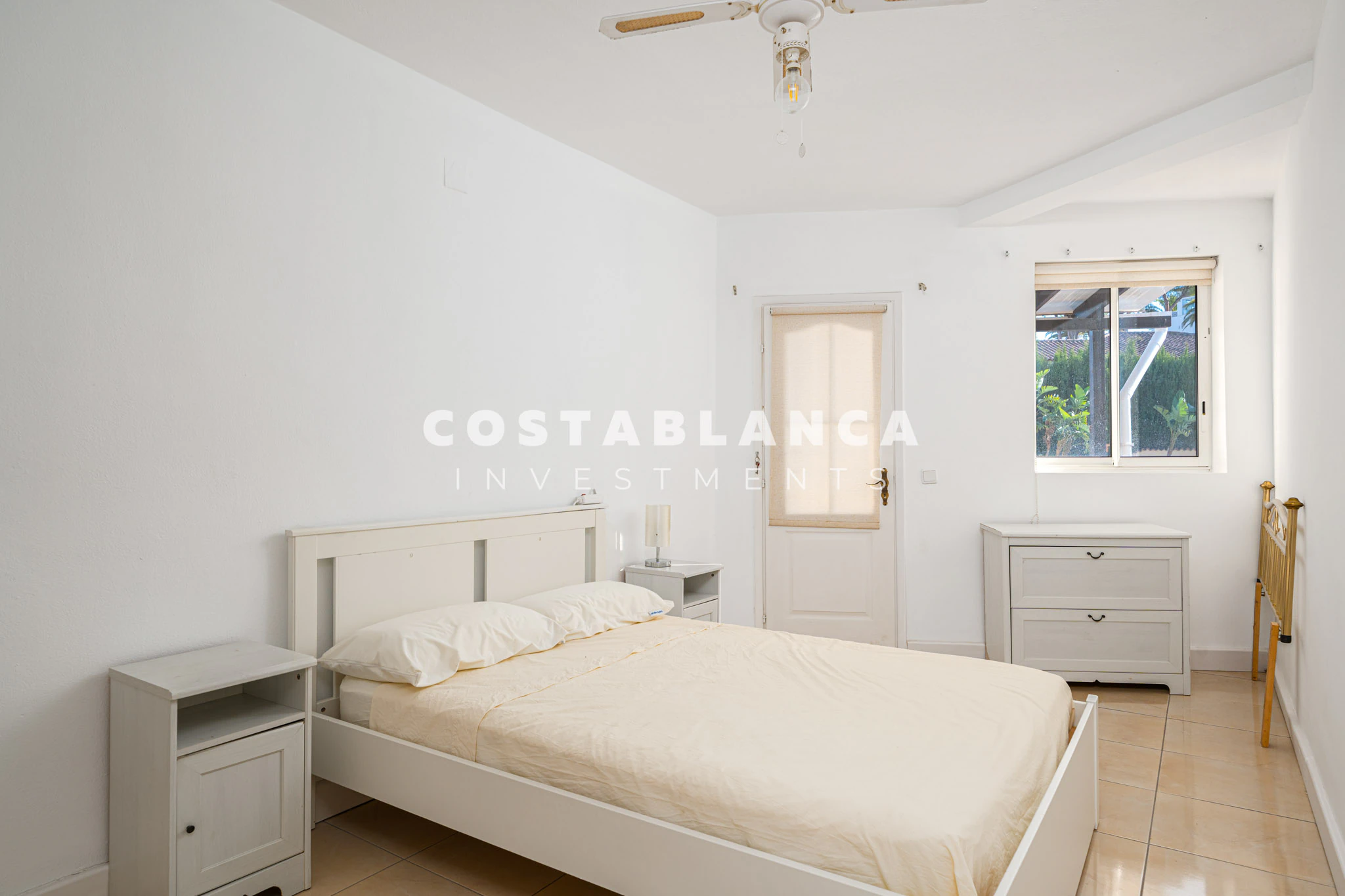 Vila mare cu piscină și două zone de locuit separate de vânzare în Alfaz del Pi