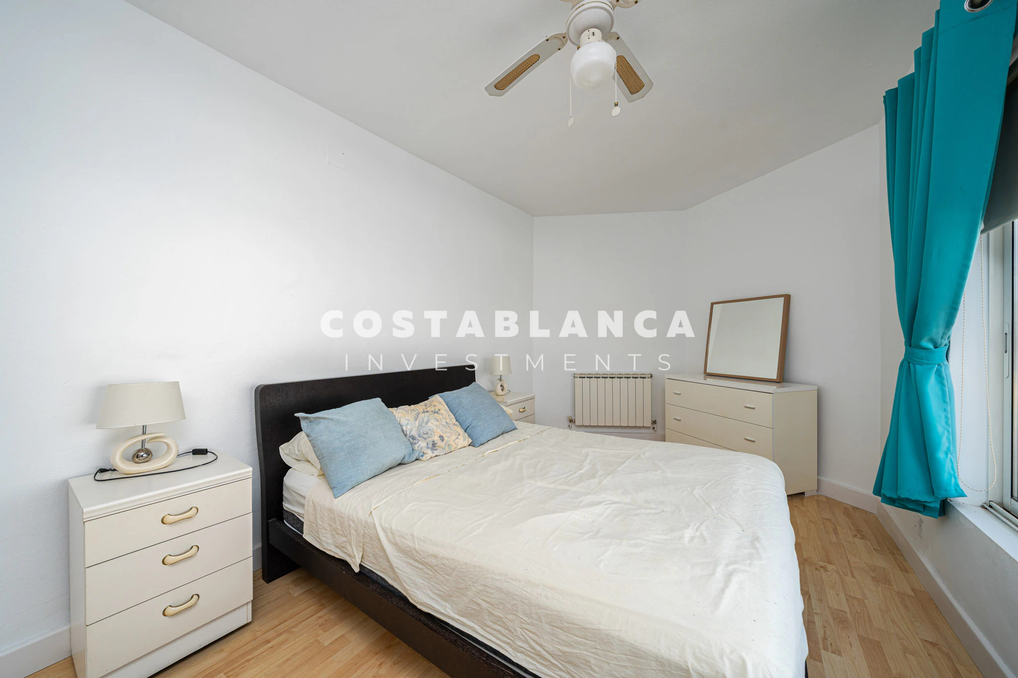 Vila mare cu piscină și două zone de locuit separate de vânzare în Alfaz del Pi