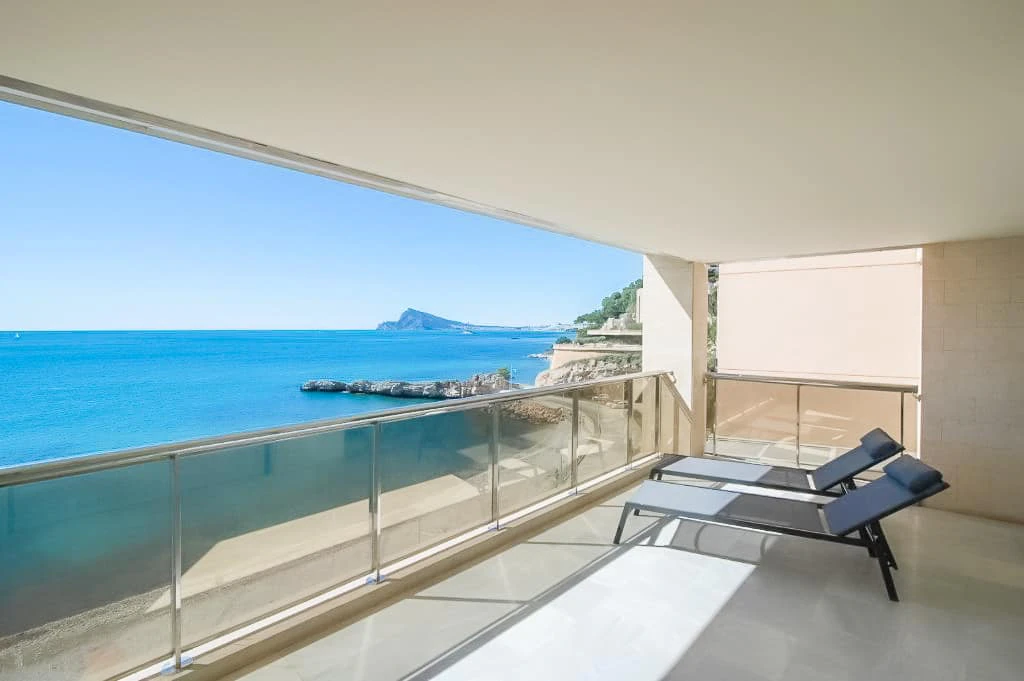Apartamento en primera línea de playa con licencia turística en Mascarat-Altea