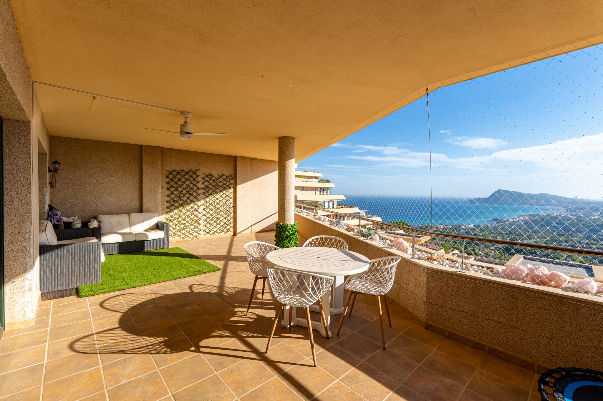 Apartament spațios cu vederi impresionante la mare și la munte de vânzare în Sierra de Altea