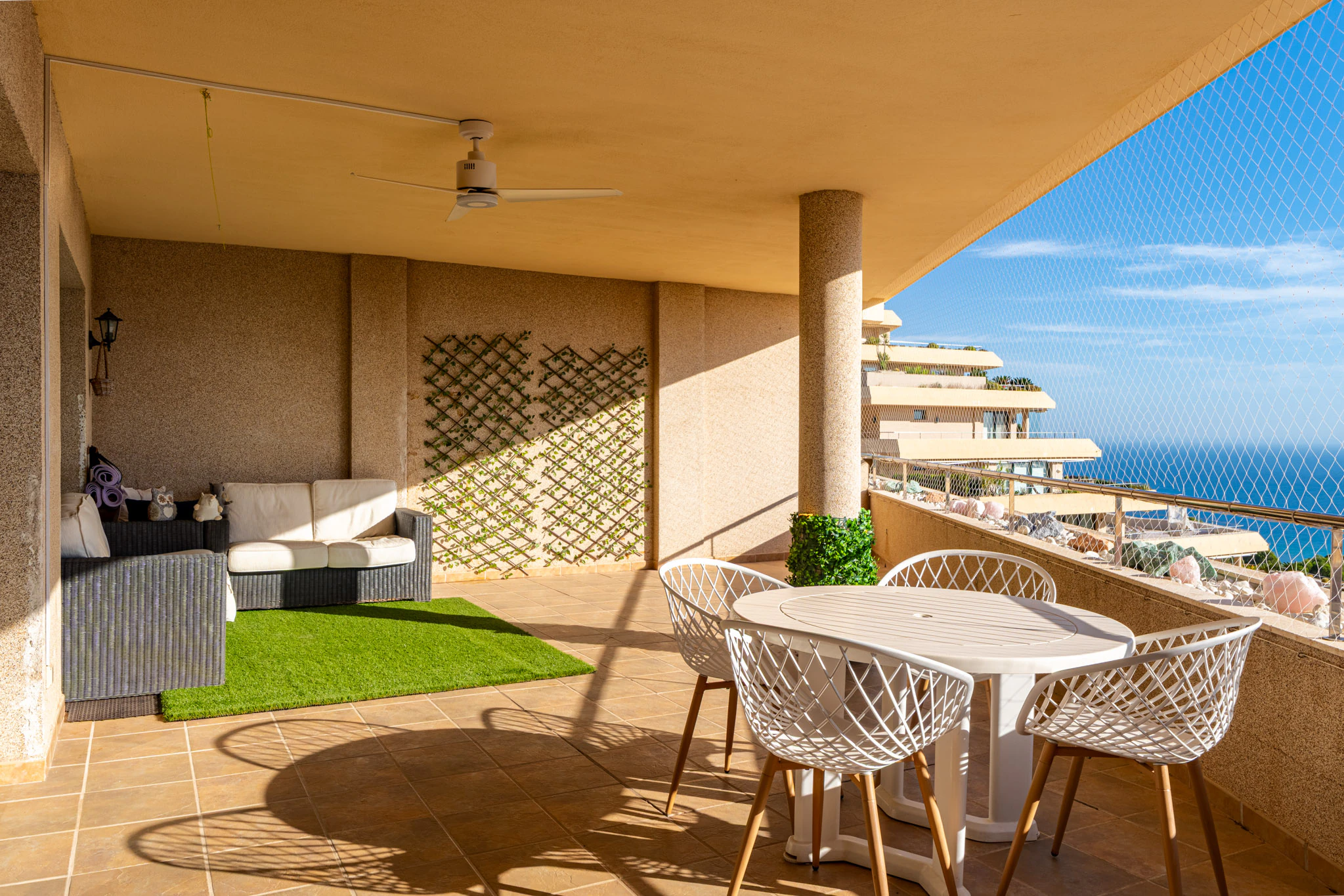 Apartament spațios cu vederi impresionante la mare și la munte de vânzare în Sierra de Altea