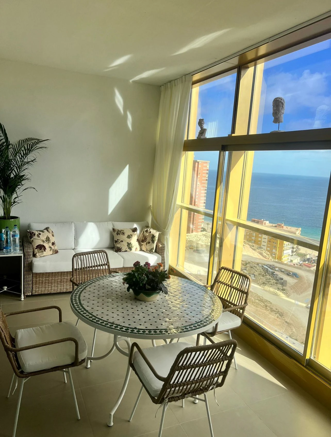 Apartament de lux cu vedere la mare în Intempo