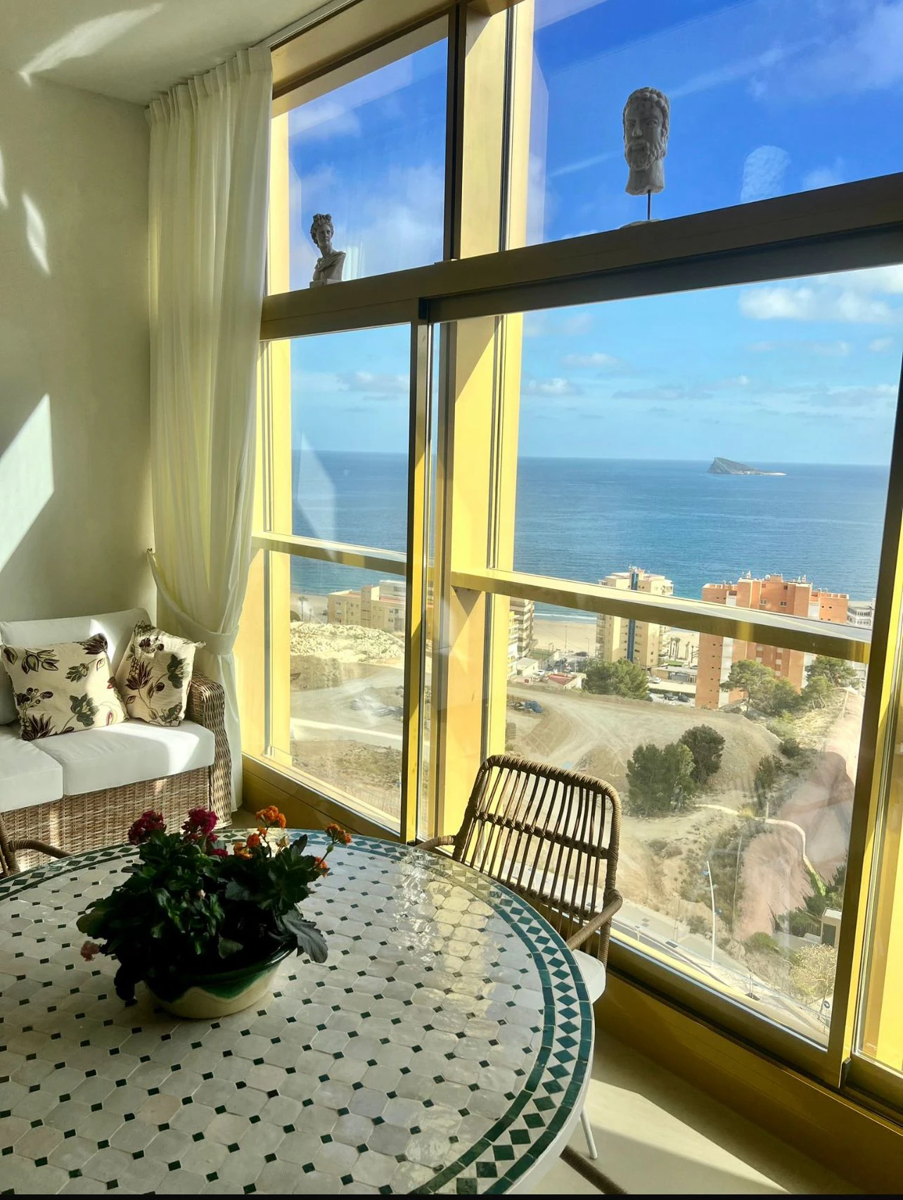 Apartament de lux cu vedere la mare în Intempo