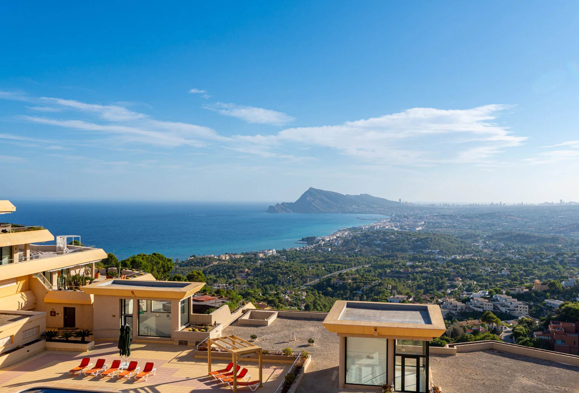Apartament spațios cu vederi impresionante la mare și la munte de vânzare în Sierra de Altea