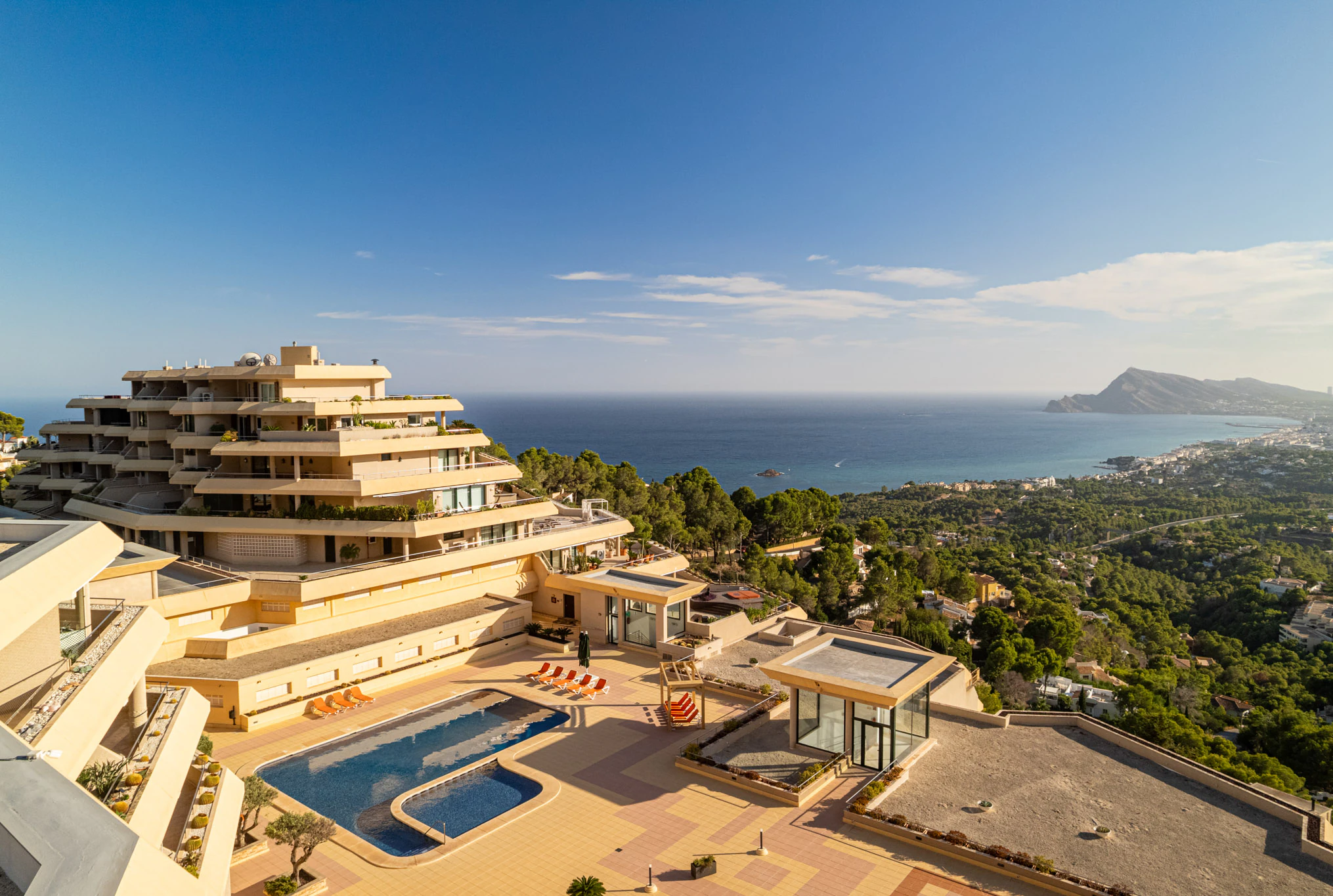 Apartament spațios cu vederi impresionante la mare și la munte de vânzare în Sierra de Altea