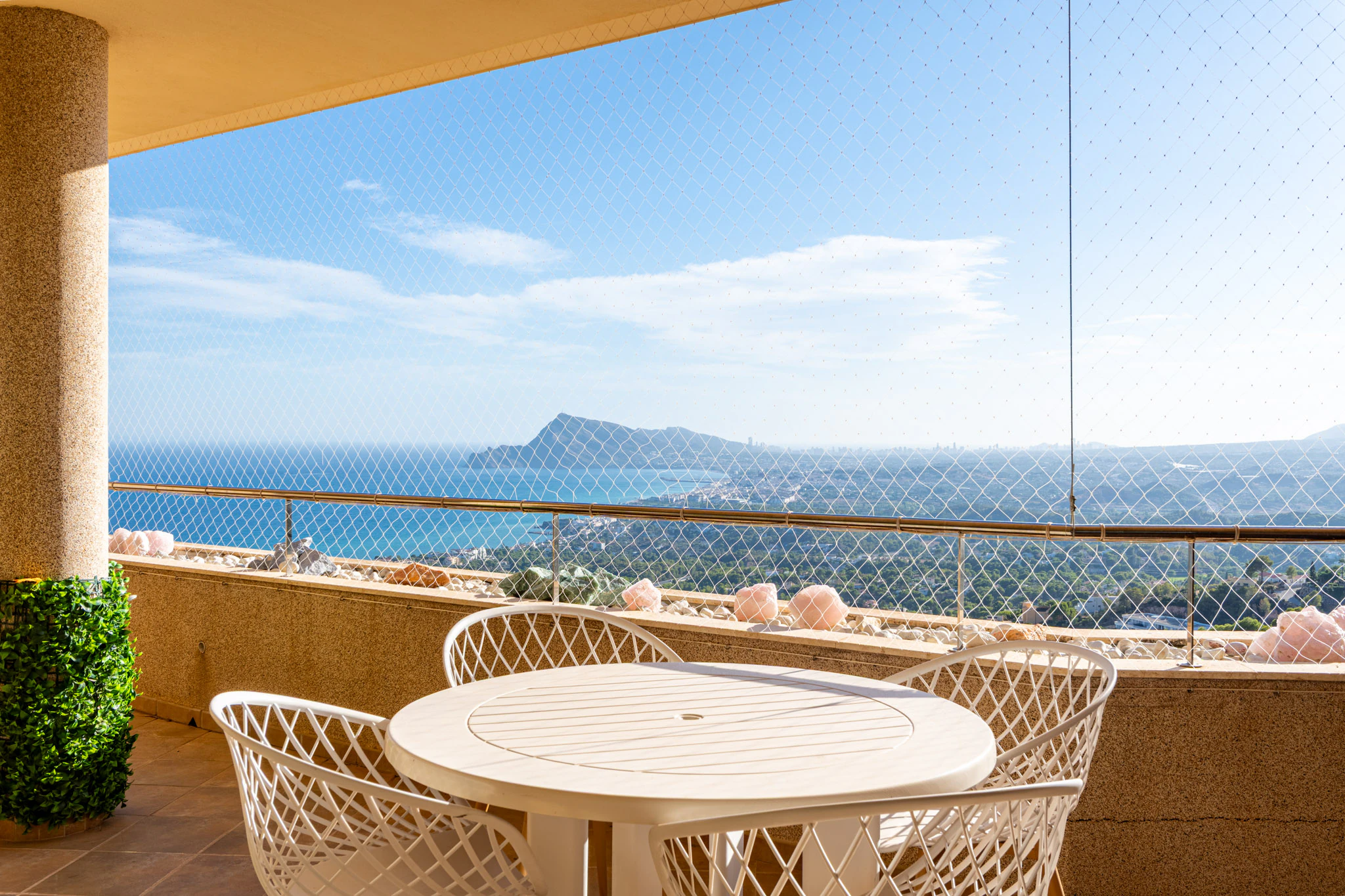 Apartament spațios cu vederi impresionante la mare și la munte de vânzare în Sierra de Altea