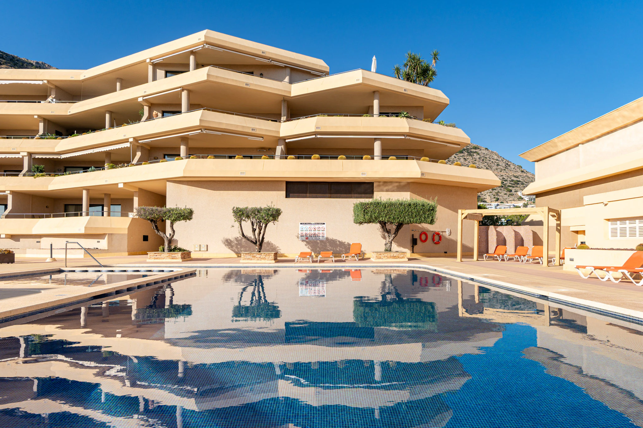 Apartament spațios cu vederi impresionante la mare și la munte de vânzare în Sierra de Altea