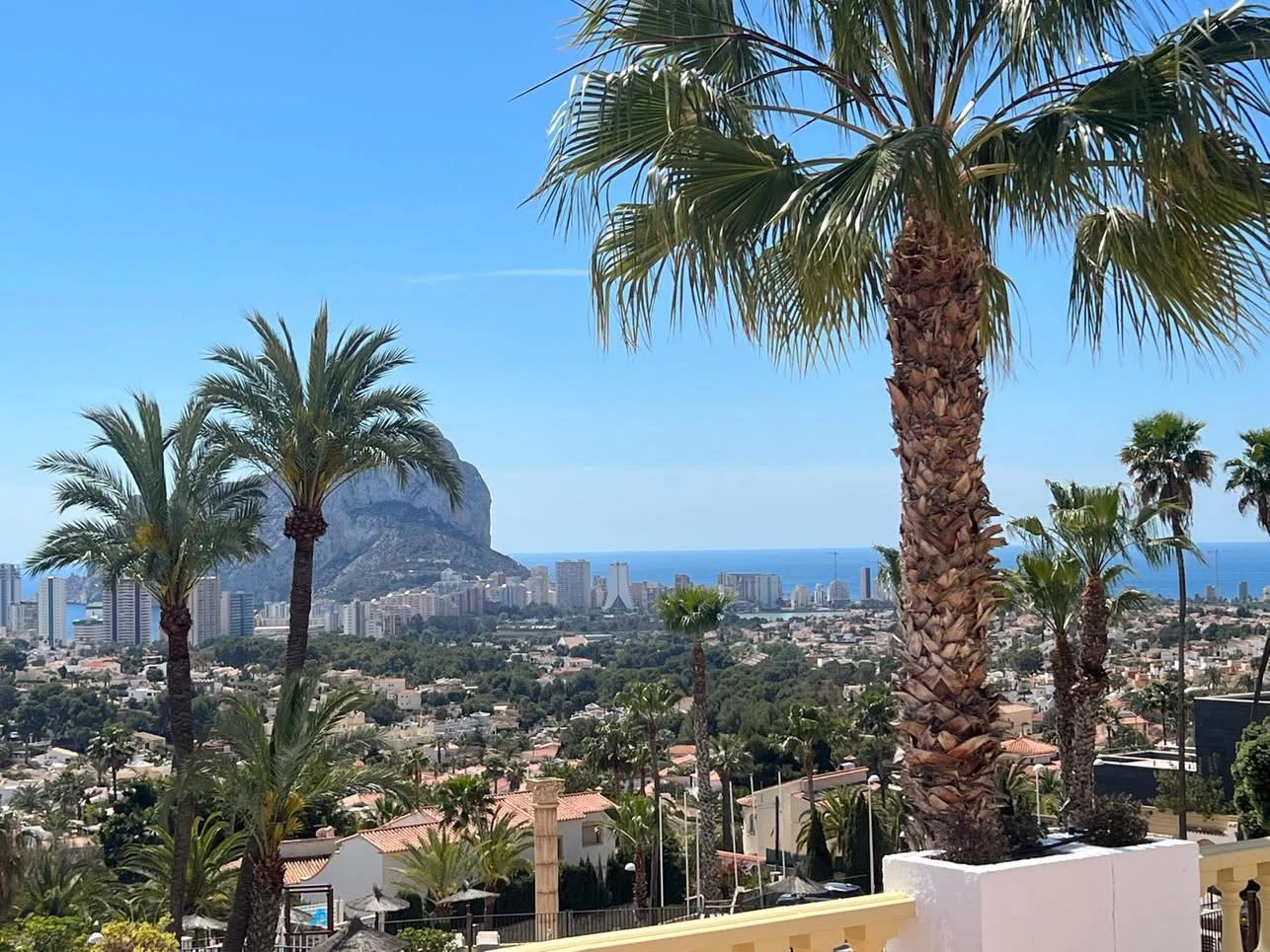 BUNGALOW CU VISTA LA MARE DE VÂNZARE ÎN CALPE – OPORTUNITATE UNICĂ