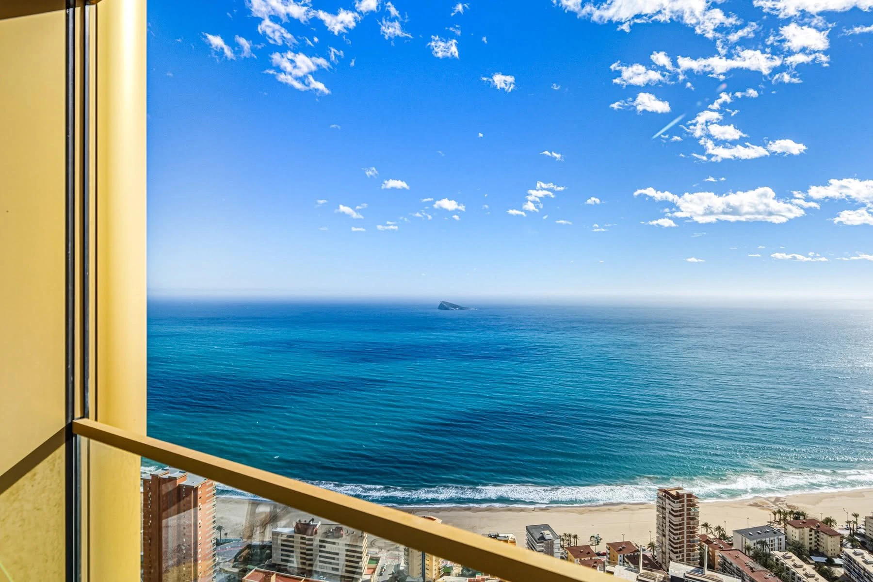 Apartamento de lujo en el 37º piso con vistas panorámicas al mar en Benidorm