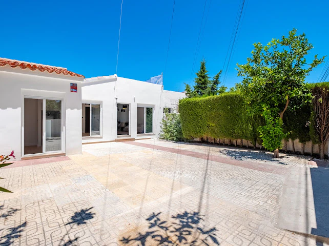 Vila complet renovată, orientată spre sud, de vânzare în La Nucía.
