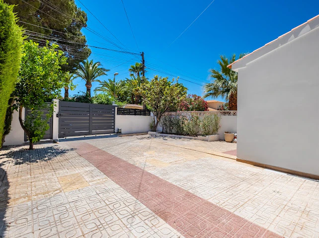 Vila complet renovată, orientată spre sud, de vânzare în La Nucía.