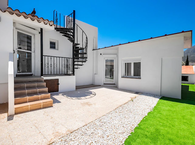 Vila complet renovată, orientată spre sud, de vânzare în La Nucía.
