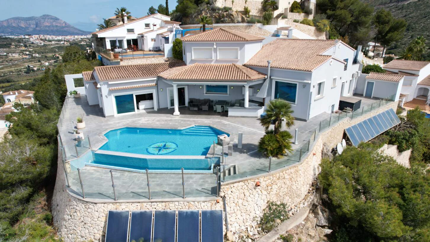 Vila cu vedere panoramică la mare de vânzare în Moraira, Costa Blanca