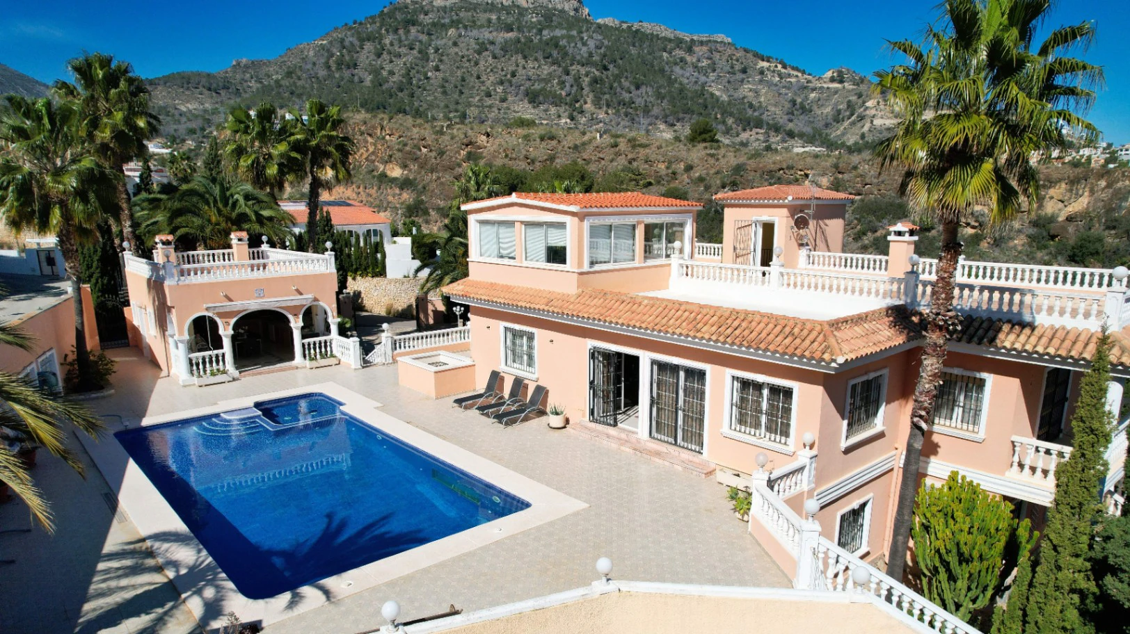 Mediterranean-style villa with a flat plot of 3,800 m² in Calpe, Costa Blanca.