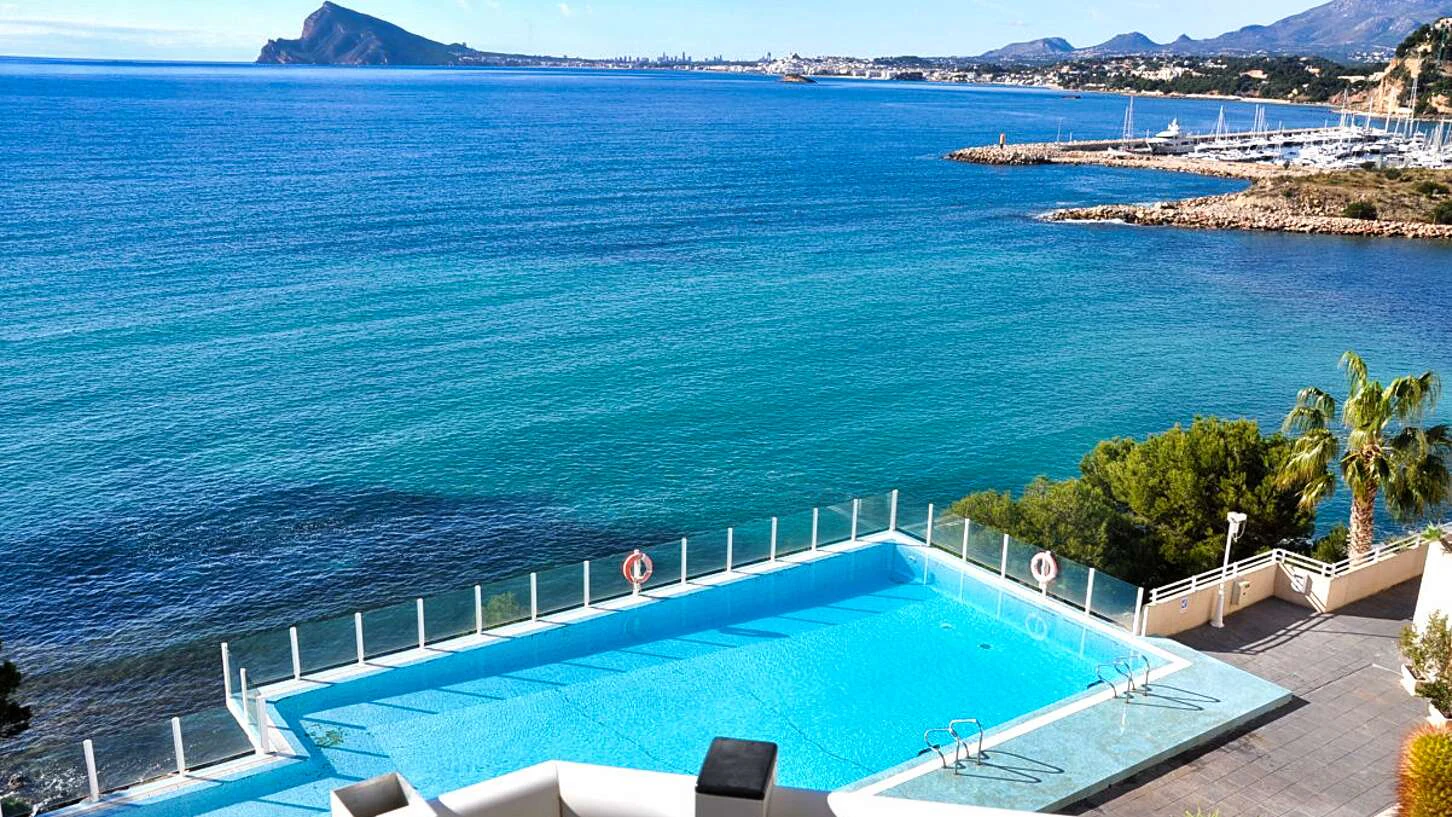 First sealine duplex-penthouse in the urbanisation Panorama in Altea with direct access to the beach.
