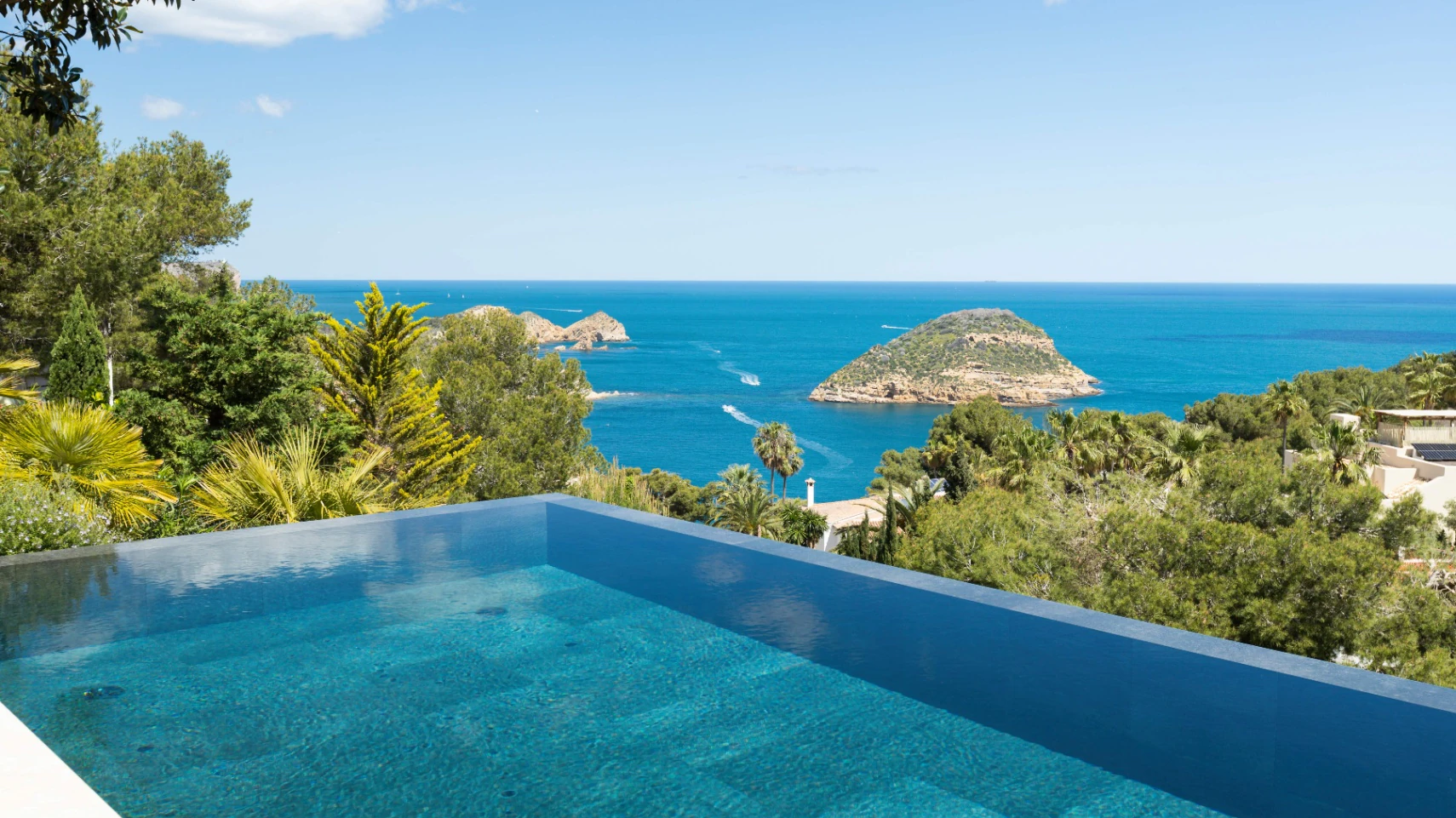 Moderne luxe villa aan zee in een bevoorrechte locatie in Javea aan de Costa Blanca.