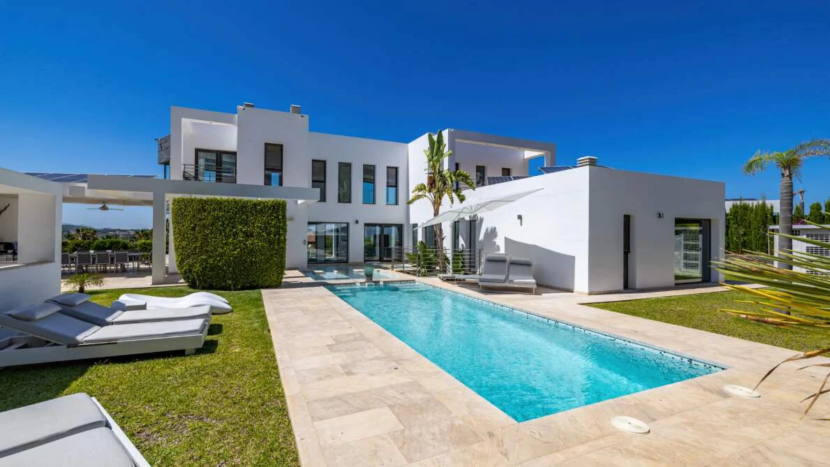 Moderne super luxe villa in Javea met drie zwembaden, hamam en zeezicht.