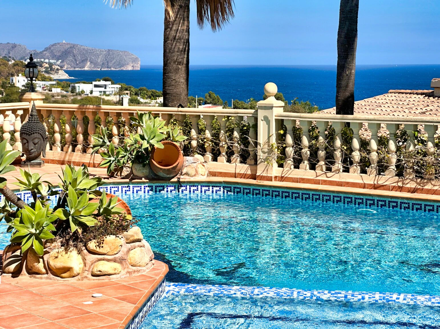 Location, location, location!! Villa with indoor and outdoor pool just 5 minutes from the beach in La Fustera, Benissa!