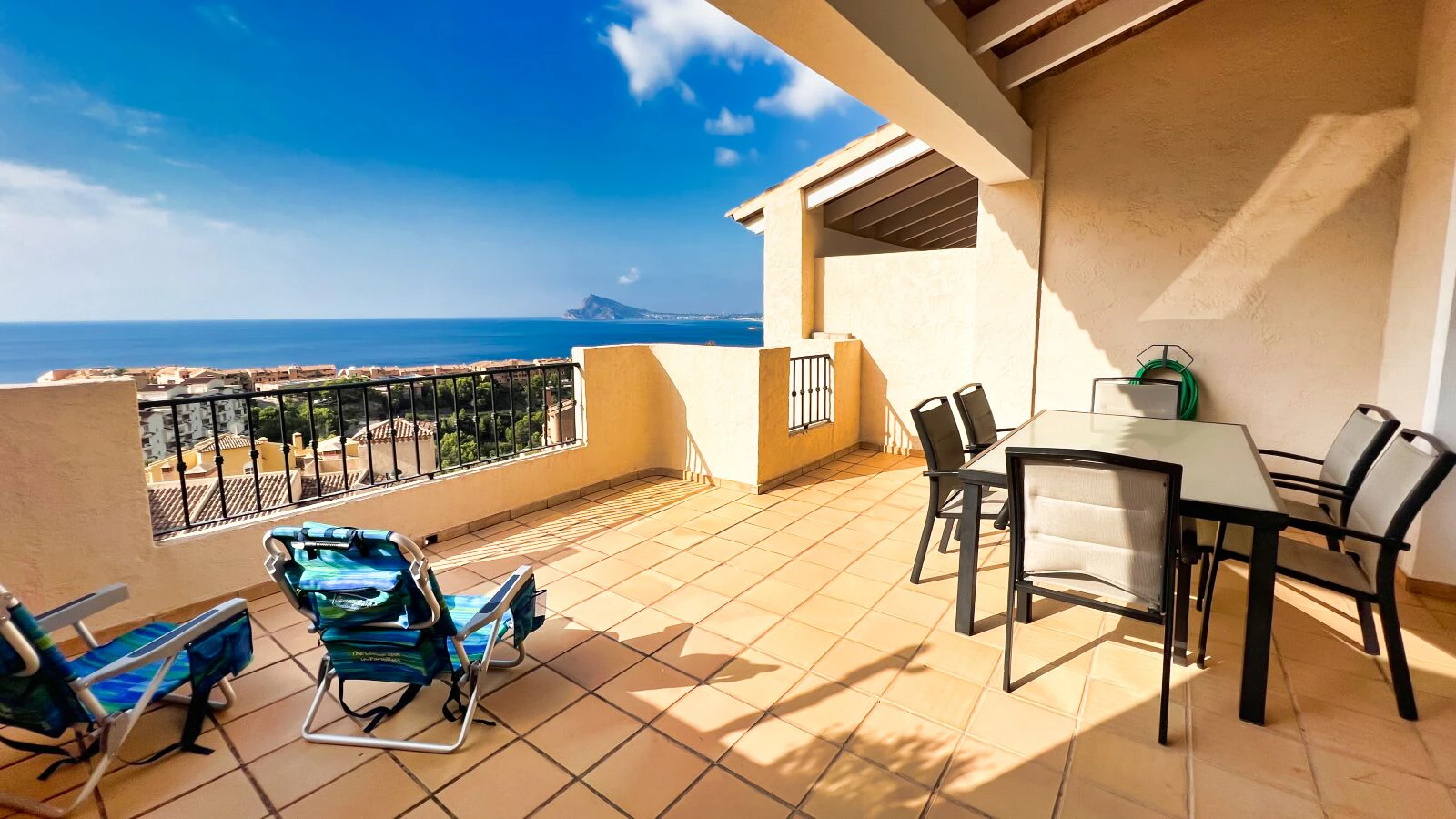 Townhouse with beautiful sea and mountain views in Calpe, Mascarat