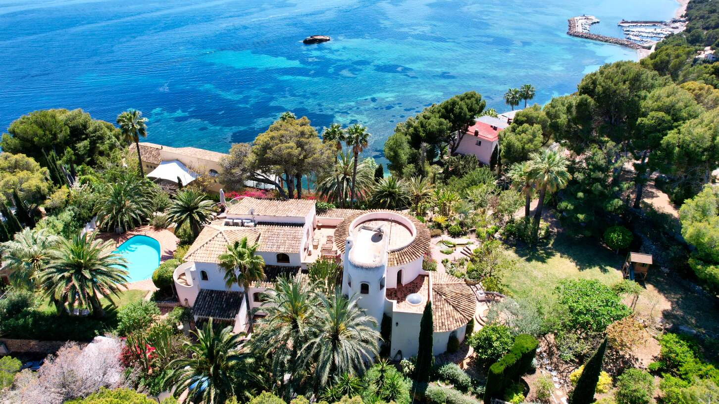 Sole agency!! Seafront villa on a flat plot in prime location of Altea, Costa Blanca
