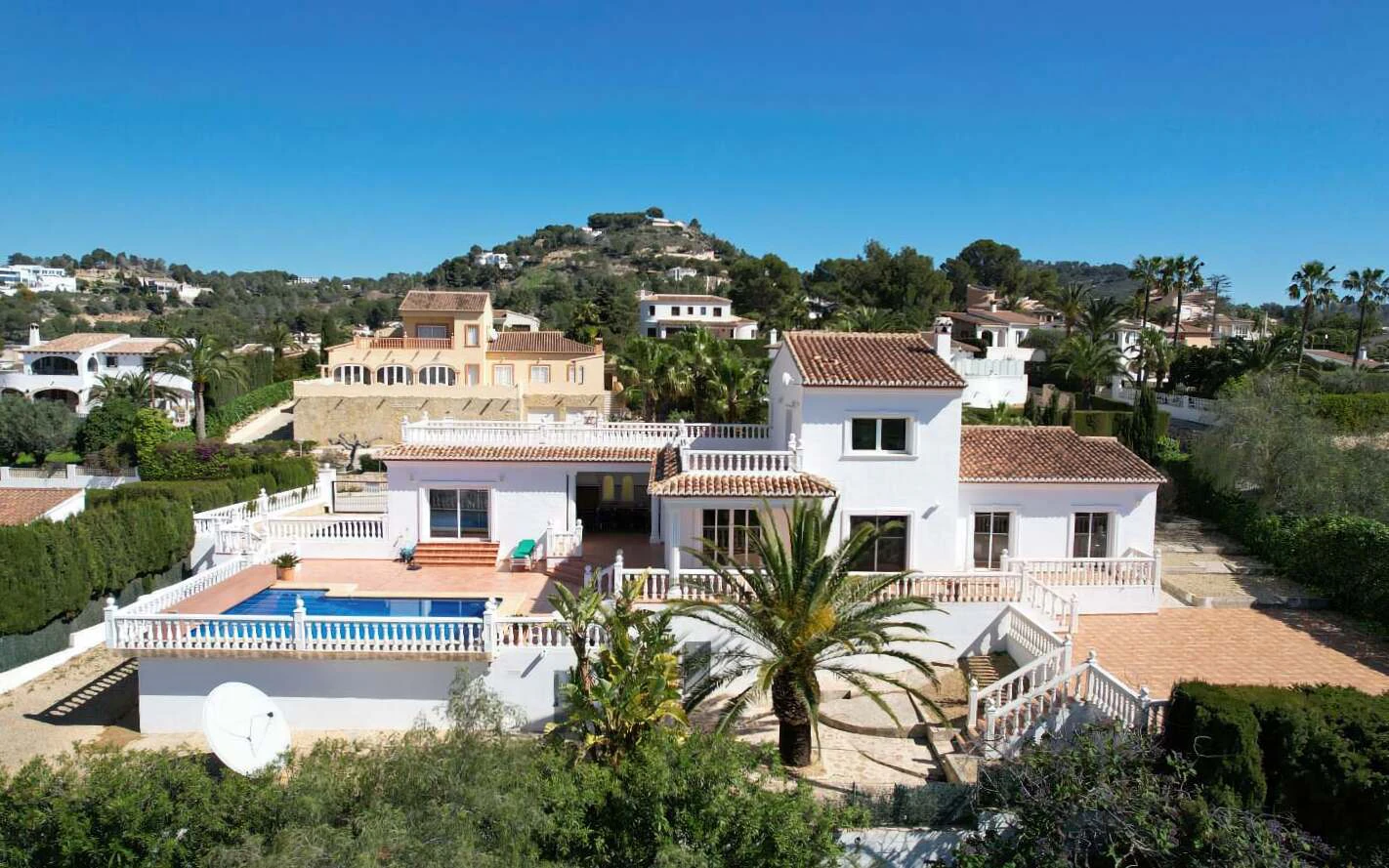 Zorgvuldig onderhouden chalet met absolute privacy en uitzicht op zee en bergen in Calpe, Partida Empedrola.