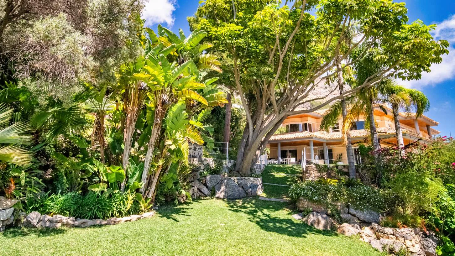 Exceptional mansion in Altea Hills with two pools, spa, guest house and great sea views on a large flat plot