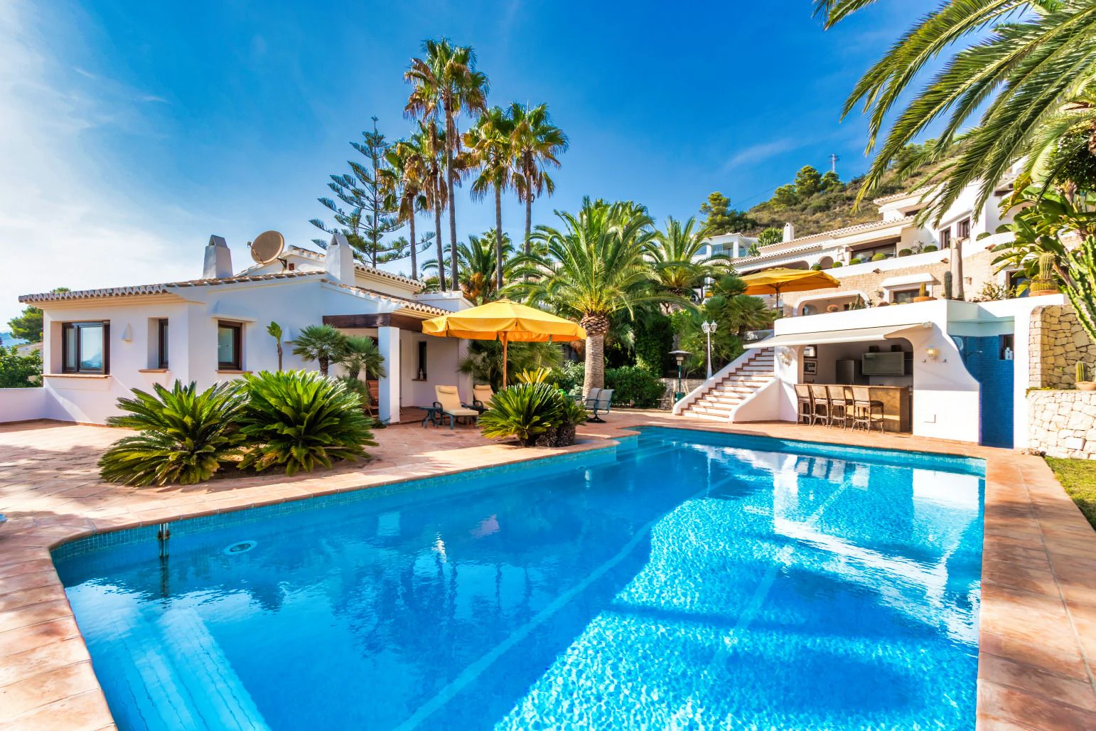 Spectaculaire villa in Ibiza-stijl dicht bij het strand van Portet in Moraira.