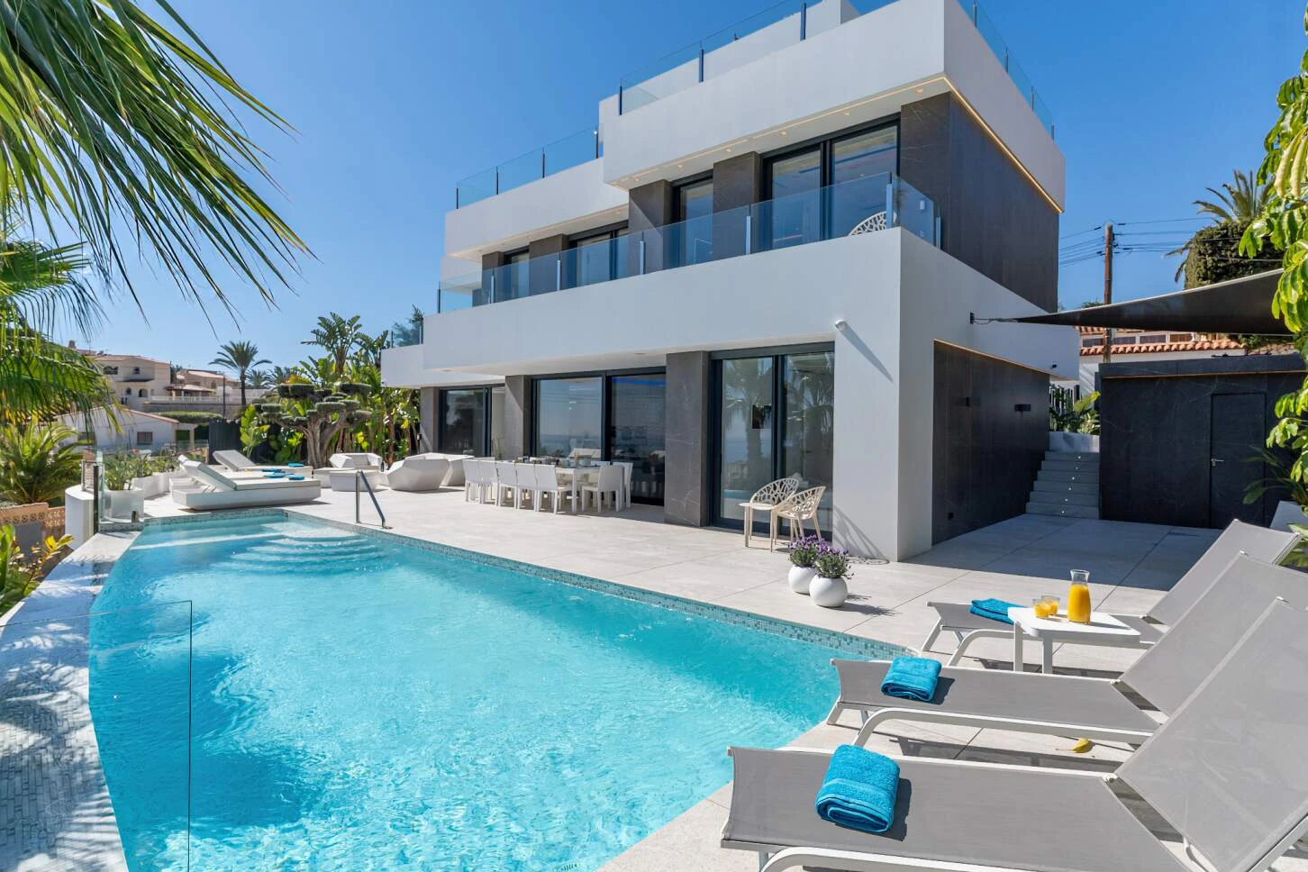 Modern luxury villa with sea views, very bright with pool and an interior spa area in Calpe