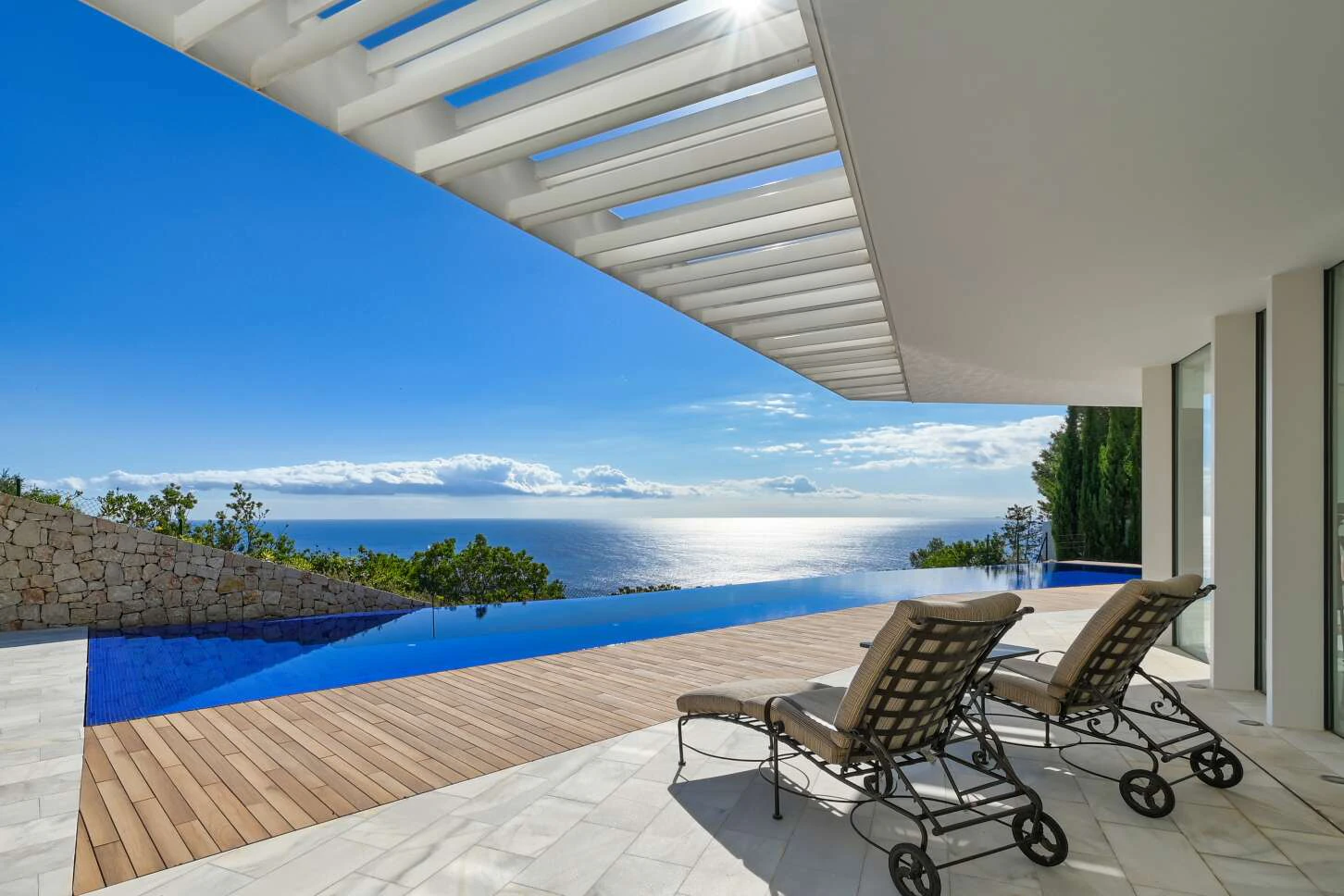 Exclusieve villa met een indrukwekkend uitzicht op zee vanaf de klif in Cala Ambolo, aan de Costa Blanca.