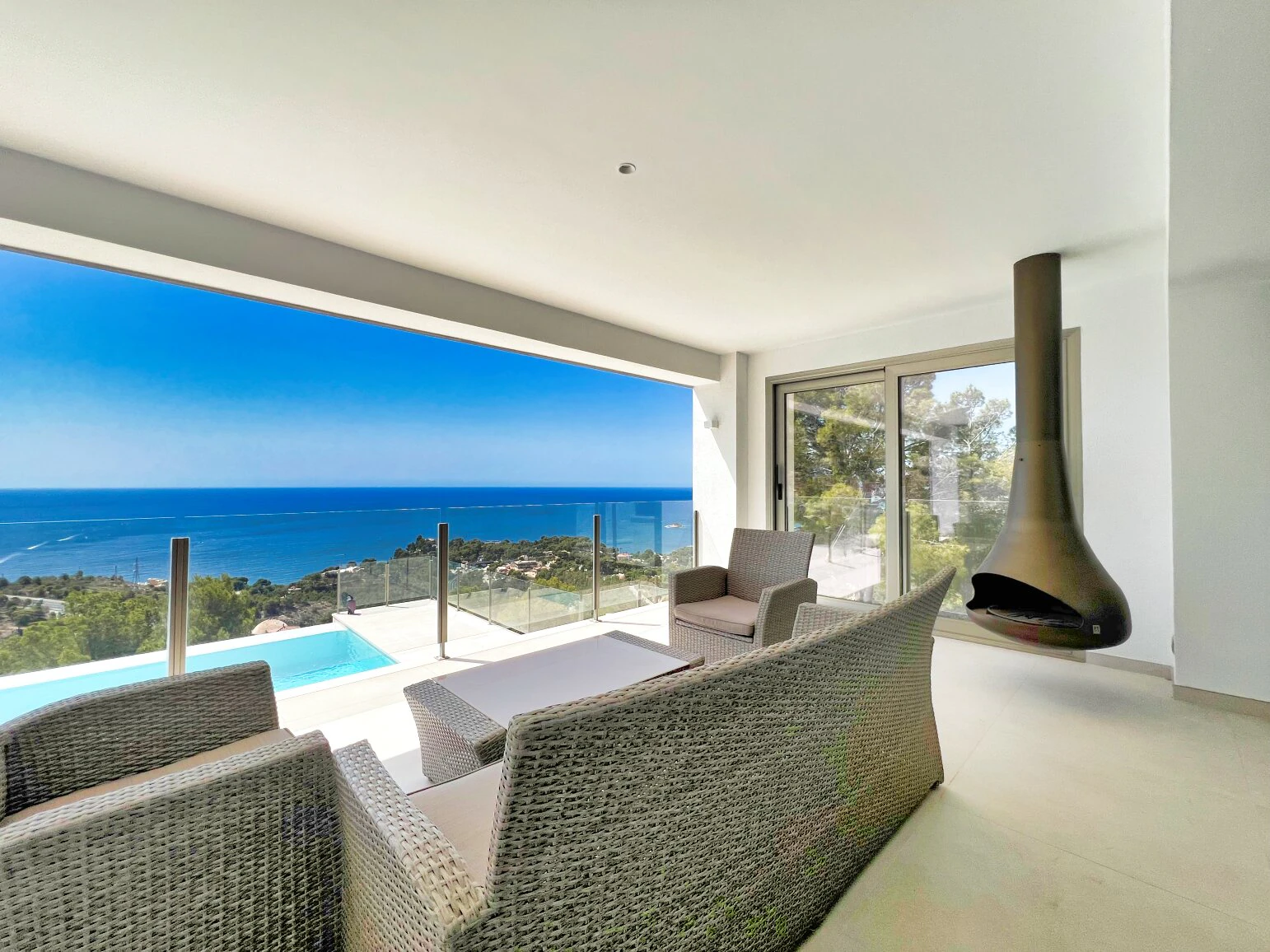 Modern villa with beautiful sea views in Altea
