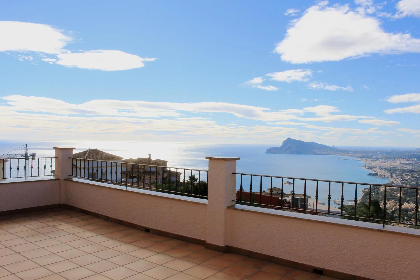 Luxury villa with sea views and guest apartment in Altea Hills