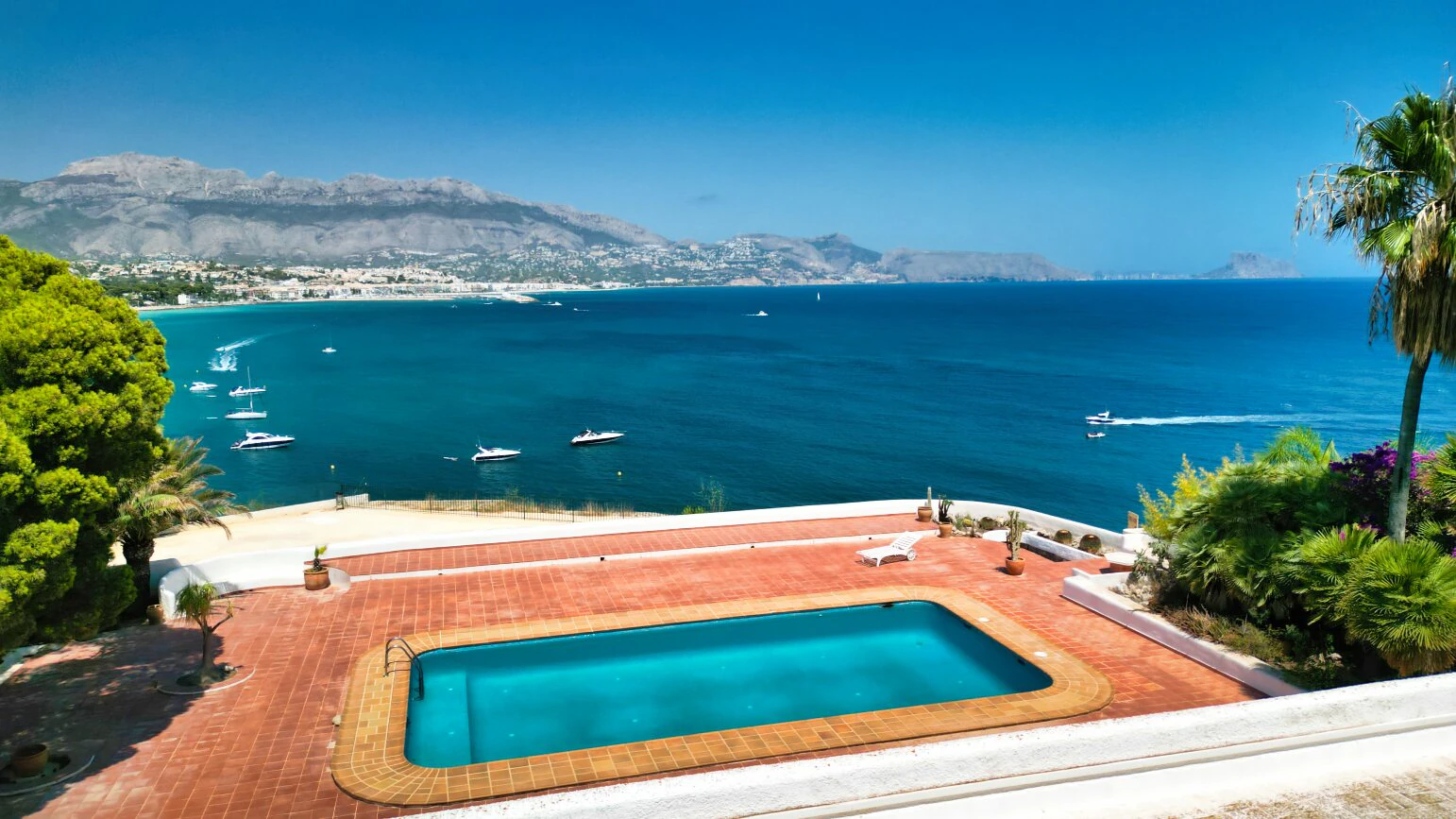 Prachtige villa in de eerste lijn van de zee in Albir