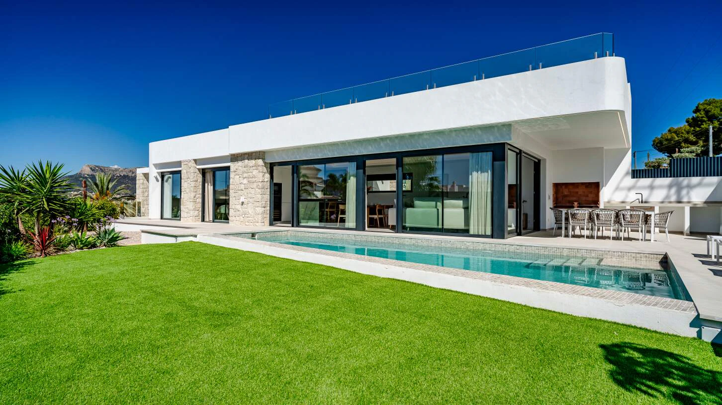Luxueuze villa in Ibizaanse stijl met uitzicht op zee, gloednieuw, gelegen in een aangename omgeving van Calpe – Sleutel klaar –