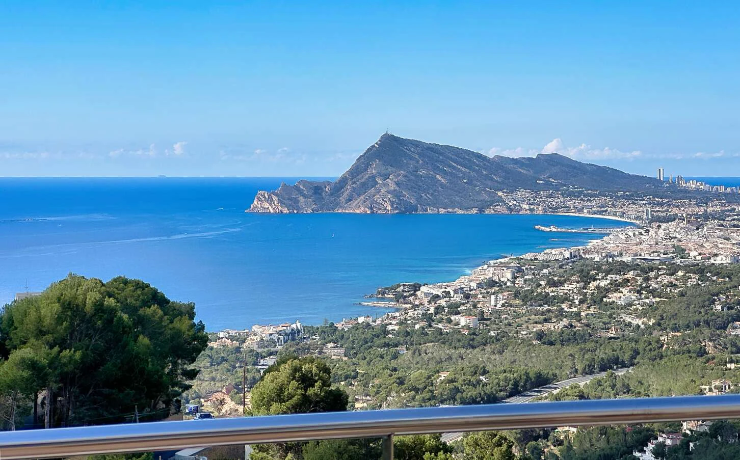 Bright and magnificent apartment with great sea views in a private urbanization in Altea.